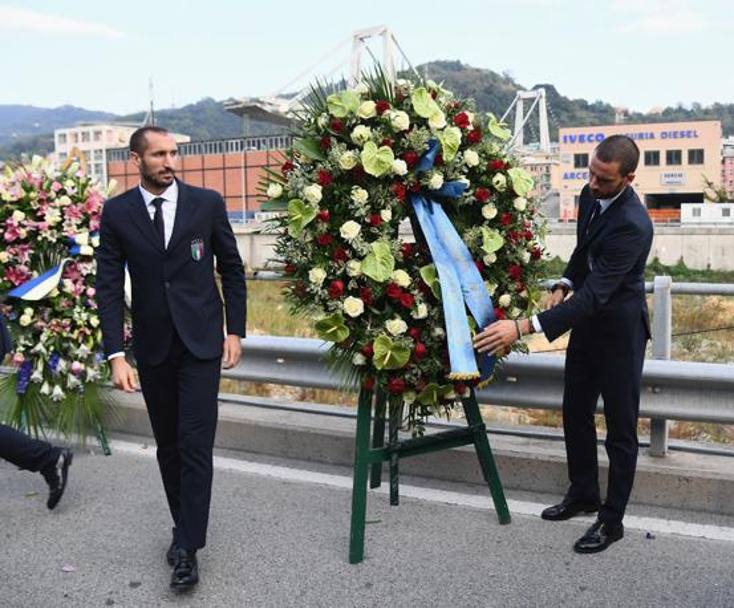 Gli azzurri in visita al Ponte Morandi: Chiellini e Bonucci depositano la corona di fiori. Getty